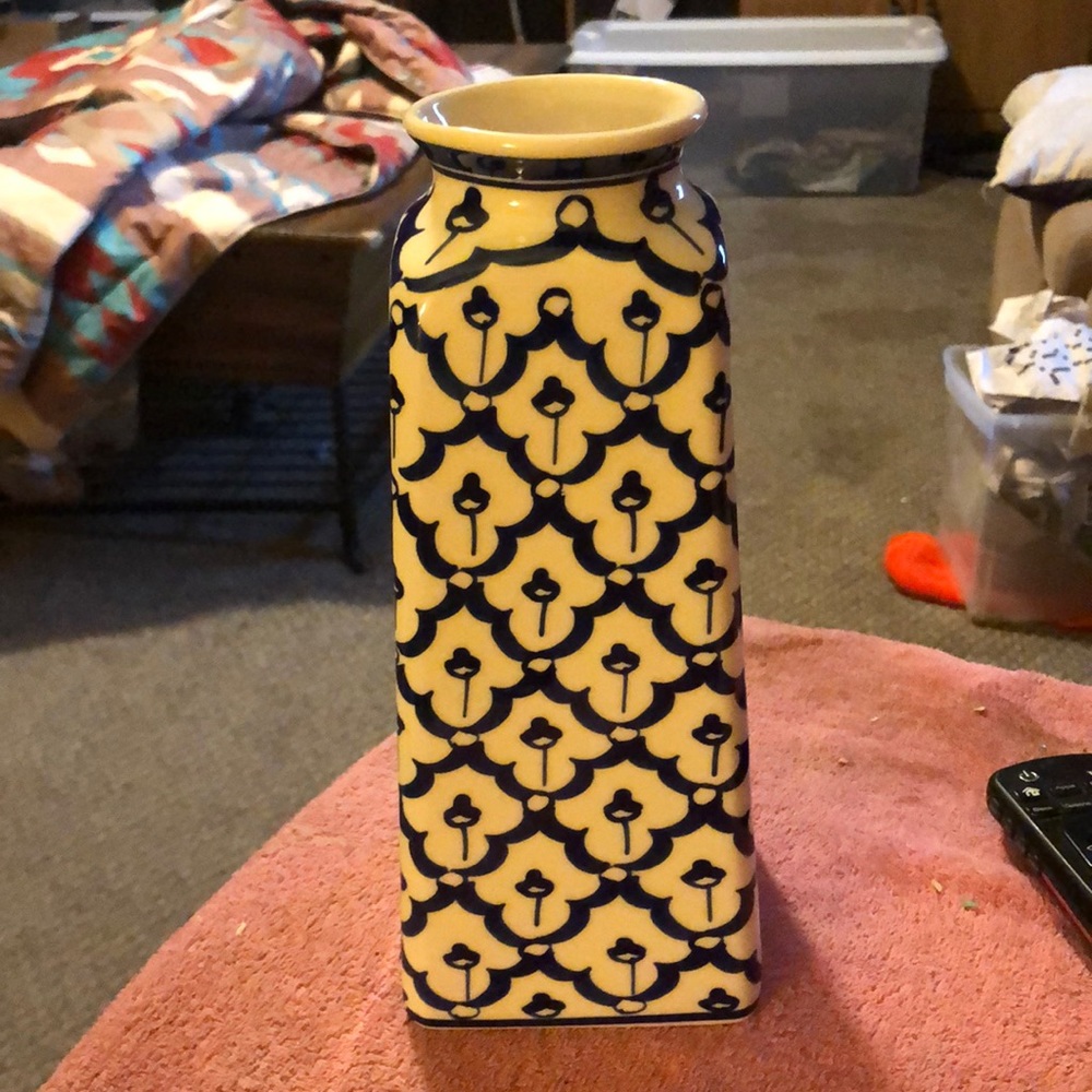 - Vase